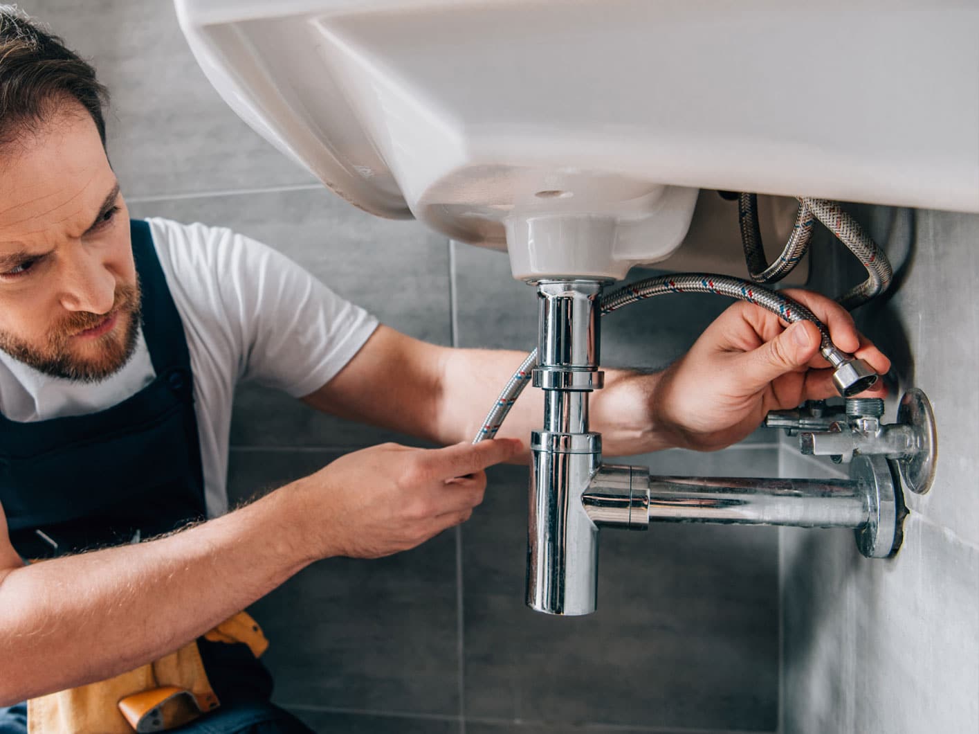 Plumber Attaching Water Pipes 2 Loodgieter Utrecht Spoed