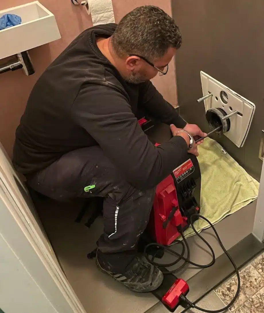 Loodgieter installeert of onderhoudt een inbouw-toilettank (concealed cistern) in Utrecht