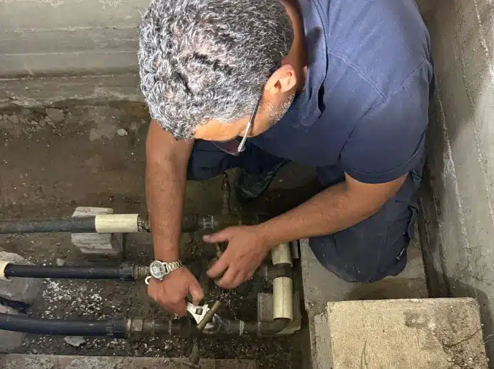 Loodgieter controleert een afvoer in Utrecht tijdens inspectiewerkzaamheden