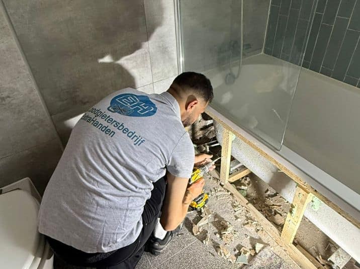 Loodgieter installeert professioneel een badkuip tijdens badkamerrenovatie in Utrecht