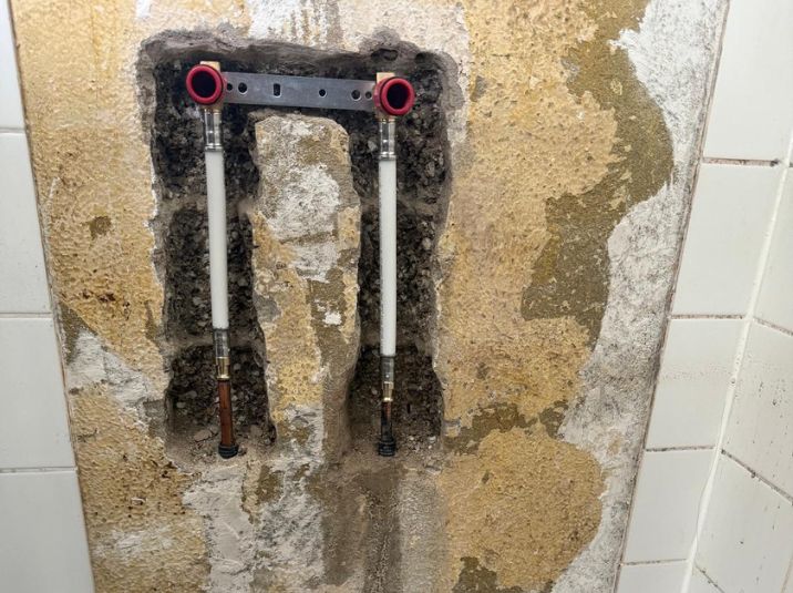Loodgieter repareert badkamer lekkage in Utrecht met professionele oplossing