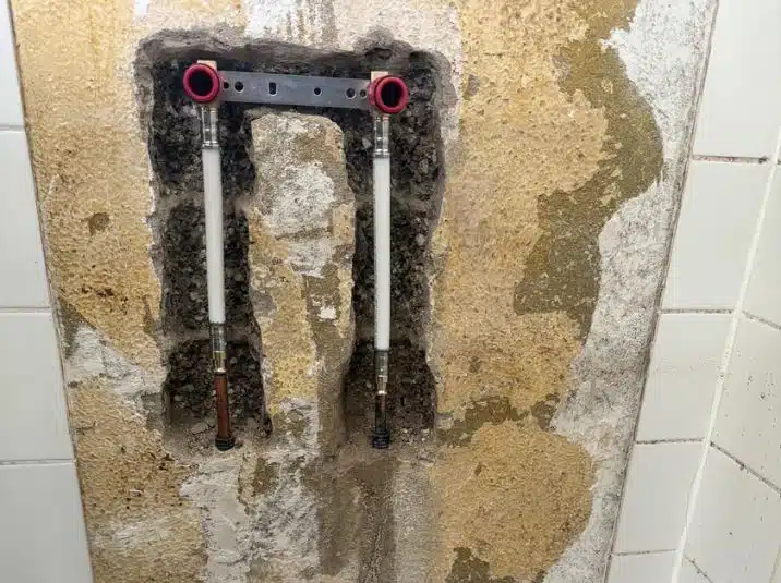 Loodgieter repareert badkamer lekkage in Utrecht met professionele oplossing