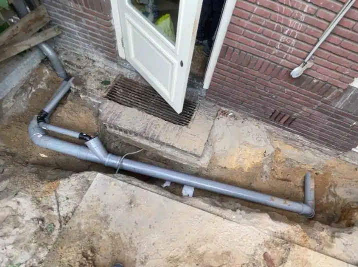Waterleiding lekkage in badkamer in Utrecht, snel opgespoord en gerepareerd door professionals.